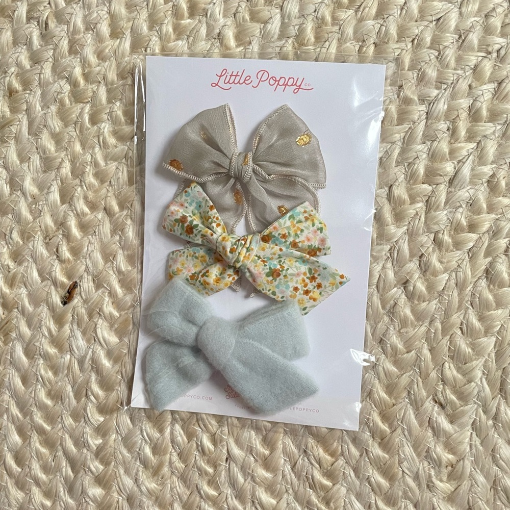 New Little poppy co original bows set 2023 January
Winter floral light blue fuzz